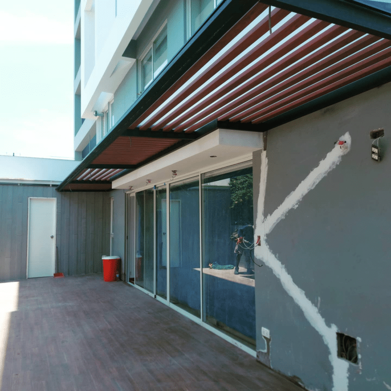 Vistas despejadas, espacios protegidos: techo sol y sombra para balcones