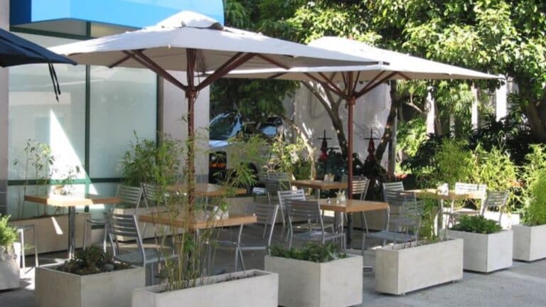 Sombrillas de Madera: Un Toque de Estilo Natural para Restaurantes