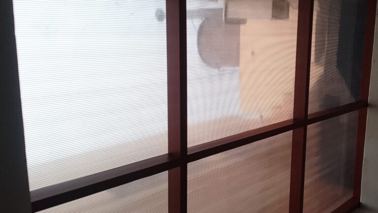 Renovación con Estilo: Proyecto Residencial con Techo de policarbonato con Aluminio Tacto Madera