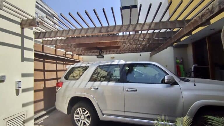 Instalación de Cubierta de Policarbonato sobre Estructura Existente en Cochera Residencial