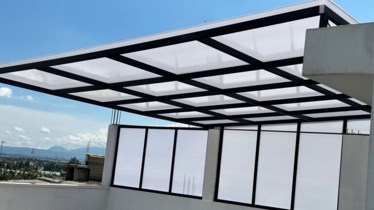 Invierno bajo control: Techos de aluminio que resisten la temporada más dura