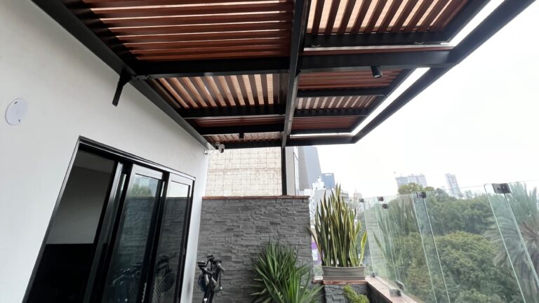 Un refugio elegante contra la lluvia: Techo Sol y Sombra Corredizo para terraza en San Isidro