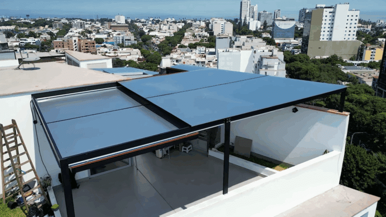 Protección que fluye: Instalación de techo Sol y Sombra corredizo en Surco para temporada de lluvias
