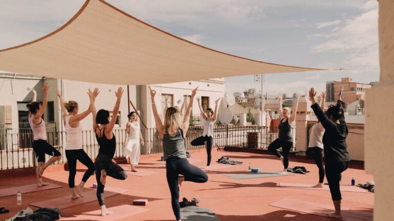Top 5 Planes Bajo Techo en Invierno: De Reuniones con Amigos a Clases de Yoga