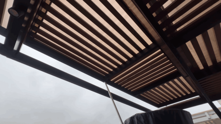 Techo Sol y Sombra Corredizo con Policarbonato: Protección y Luz Natural en un Piso Alto de San Isidro