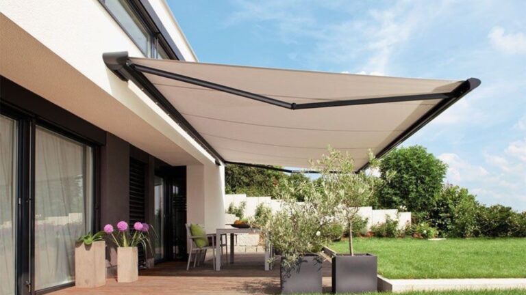 La Importancia de Elegir Colores Claros en Toldos para Días de Calor Extremo