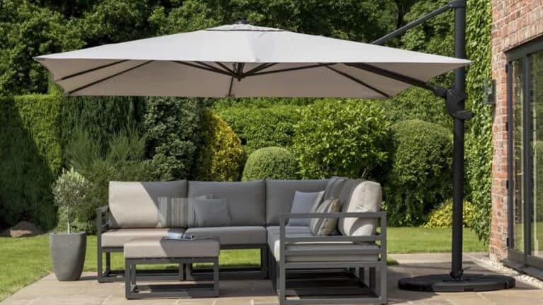 Sombrillas para Playas y Piscinas: Elegancia y Sombra en Días Intensos